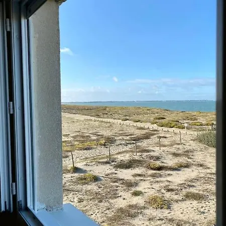 Maison Posee Sur La *