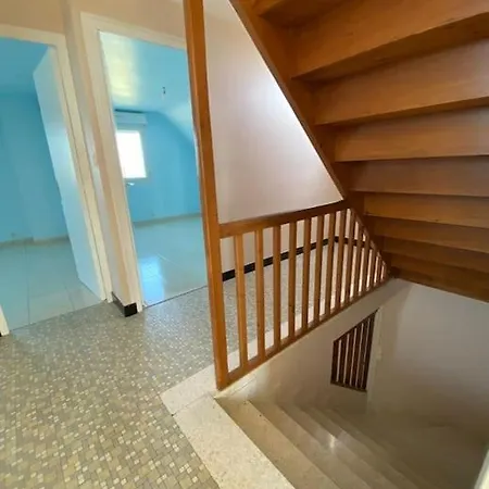 Maison Posee Sur La Villa