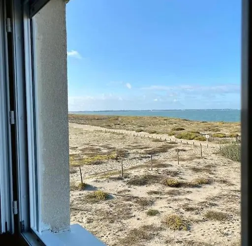 Maison Posee Sur La *